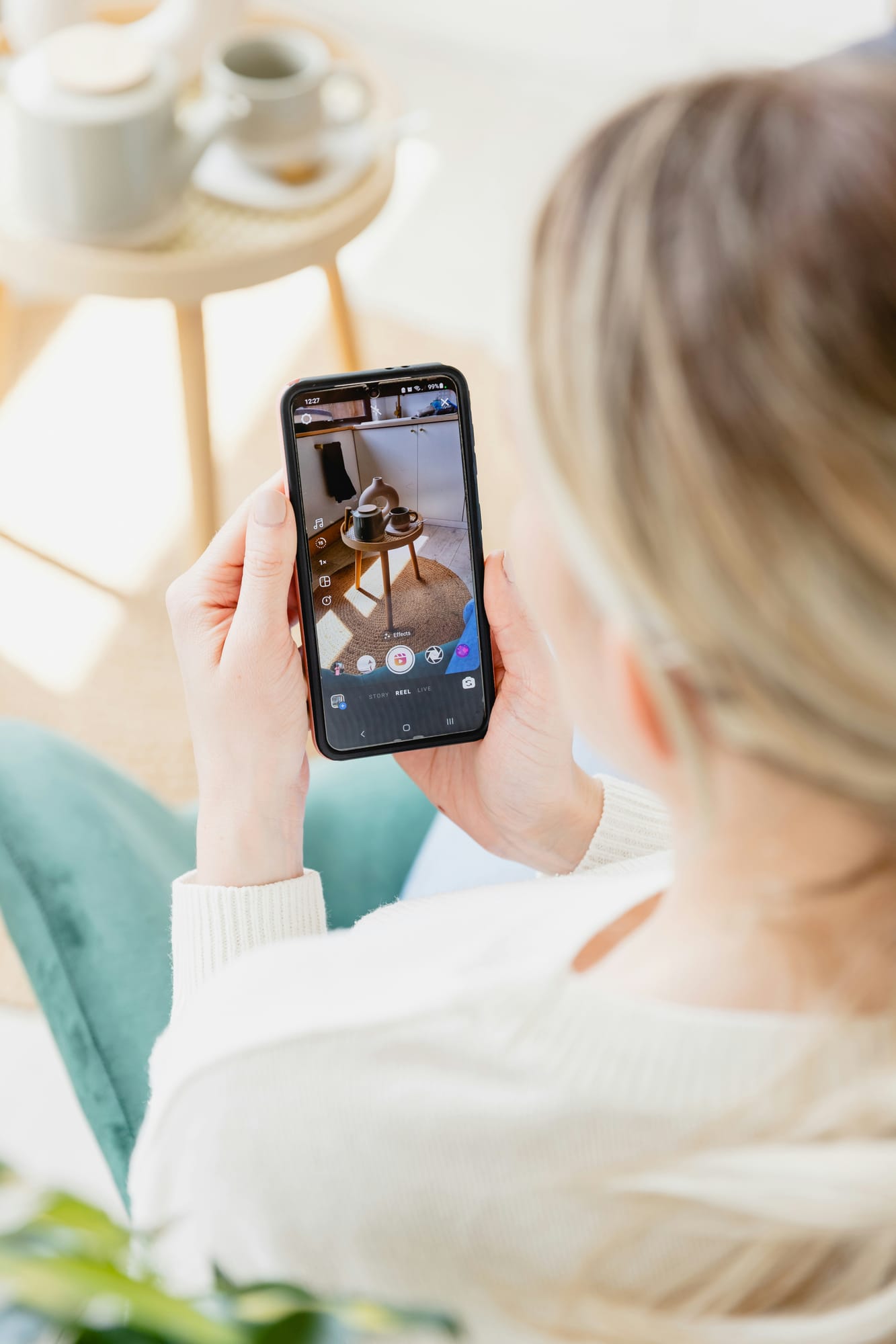 UGC Model filmt ein Reel mit dem Smartphone